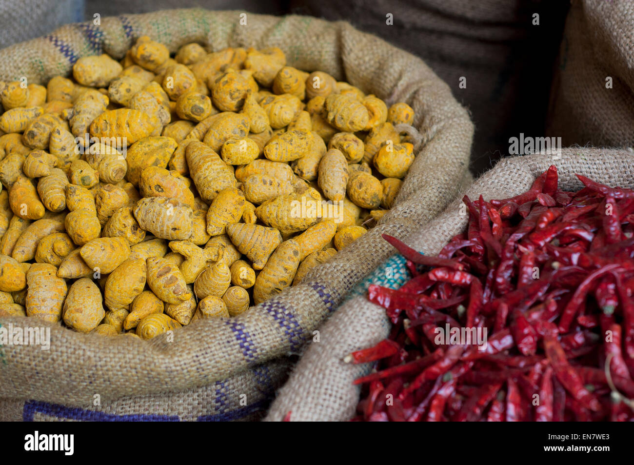 Sacchi di peperoncini essiccati e la curcuma radice per la vendita al mercato Foto Stock