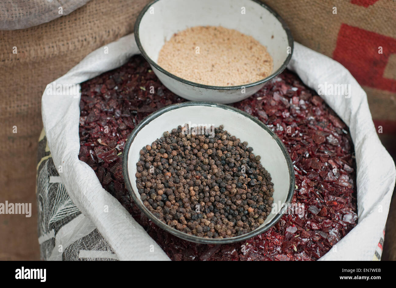 Sacco di sale nero con pepe nero e semi di sesamo nel recipiente per la vendita al mercato Foto Stock