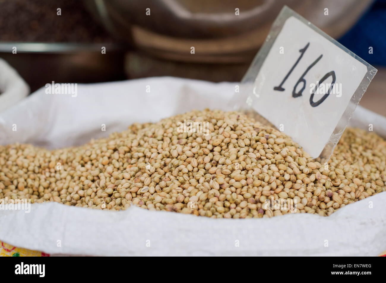 Sacco di semi di coriandolo per la vendita al mercato con etichetta del prezzo Foto Stock