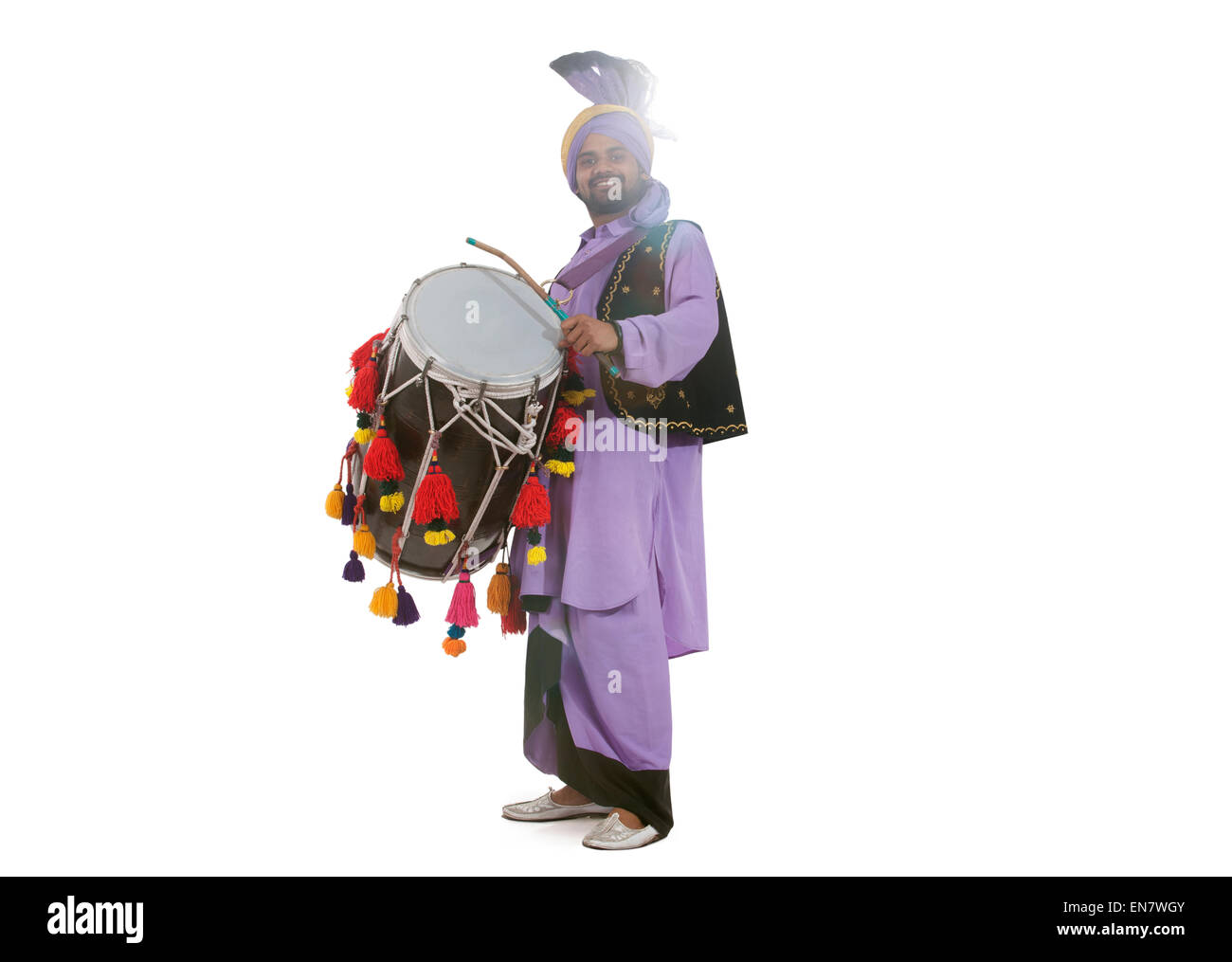Ritratto di uomo Sikh giocando su tamburi Foto Stock
