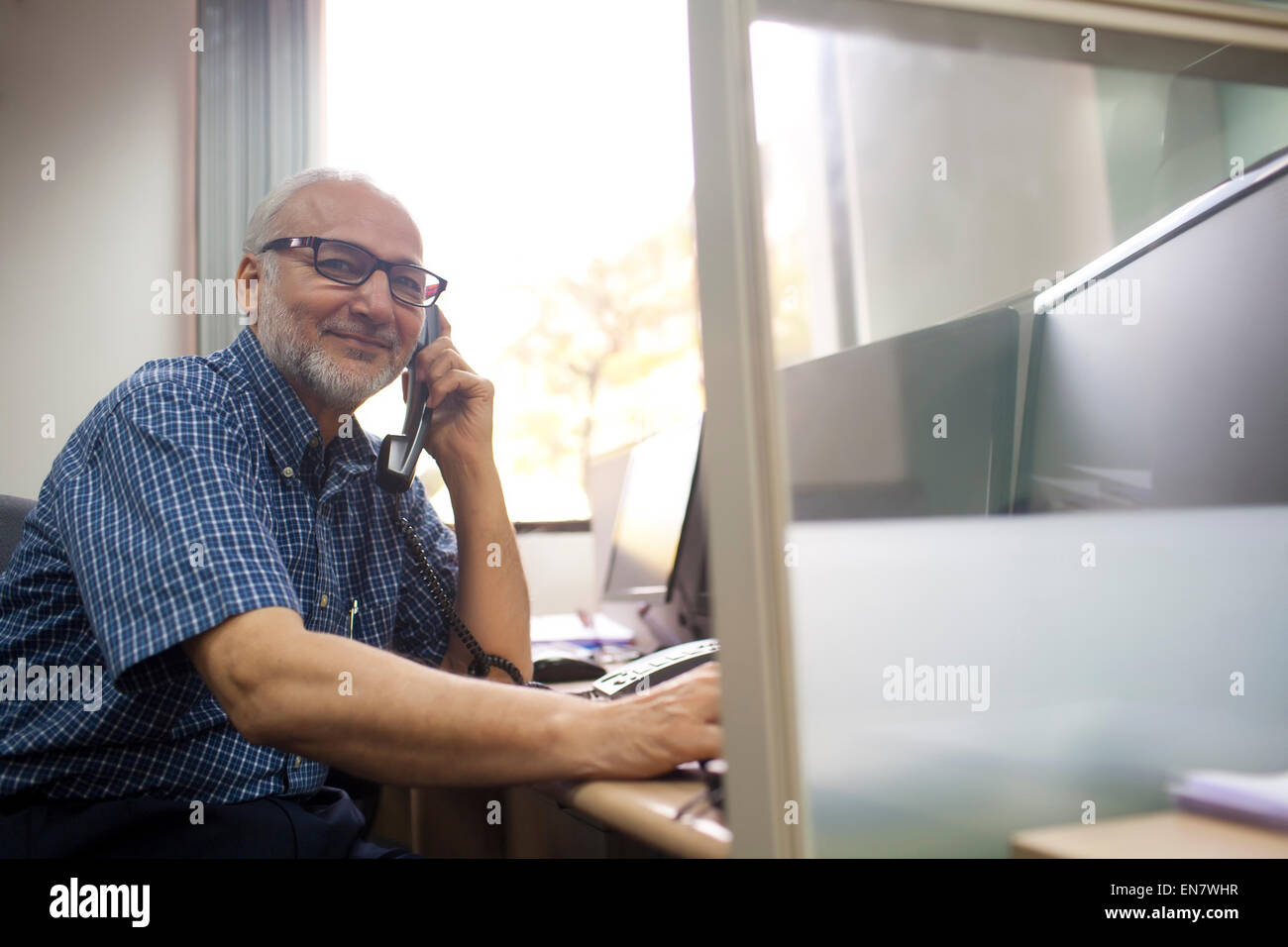 Ritratto di senior executive sul telefono Foto Stock