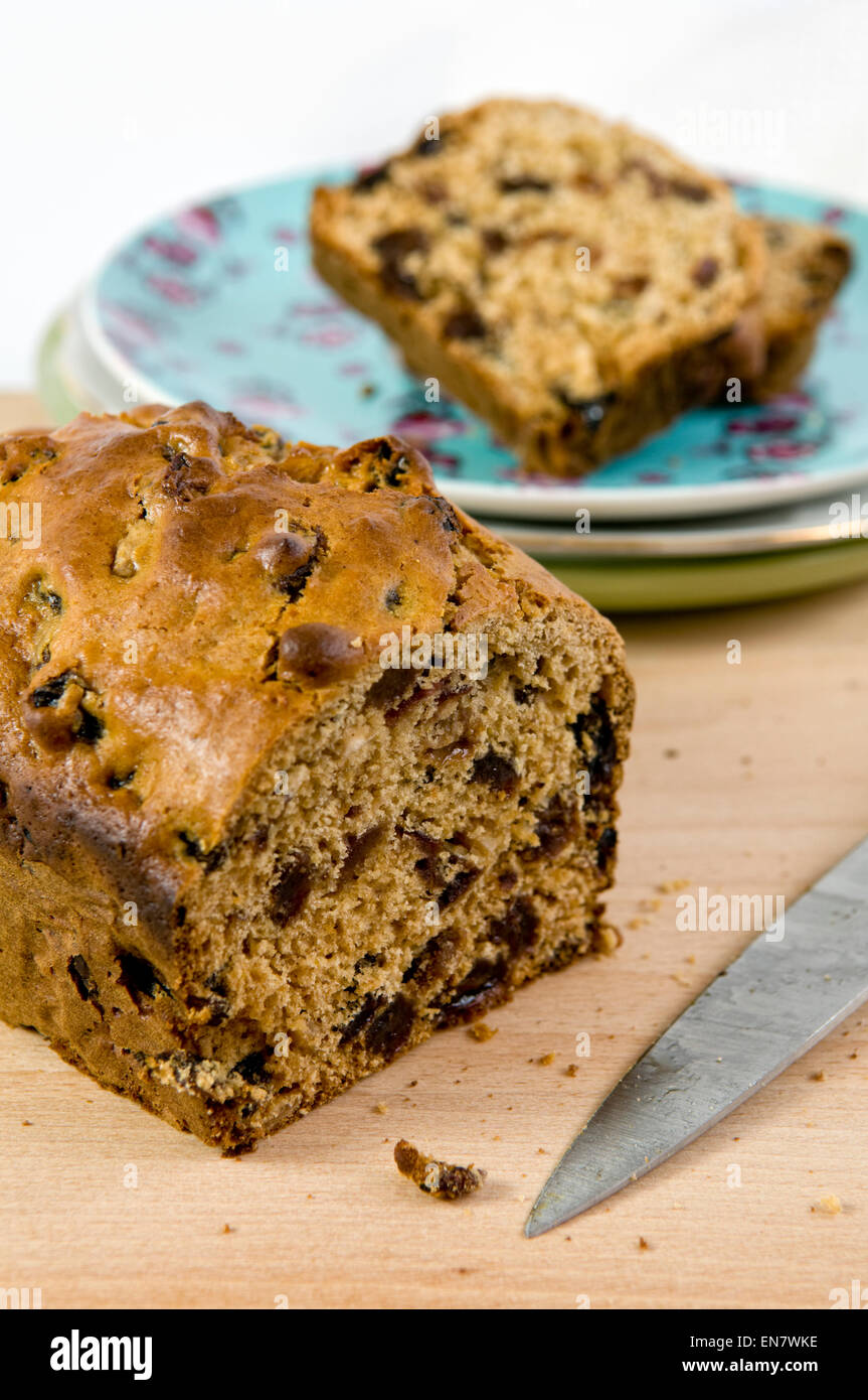 Appena fatto il tè a fette di pane, o frutta focaccia, con piastre e il coltello sul tagliere Foto Stock