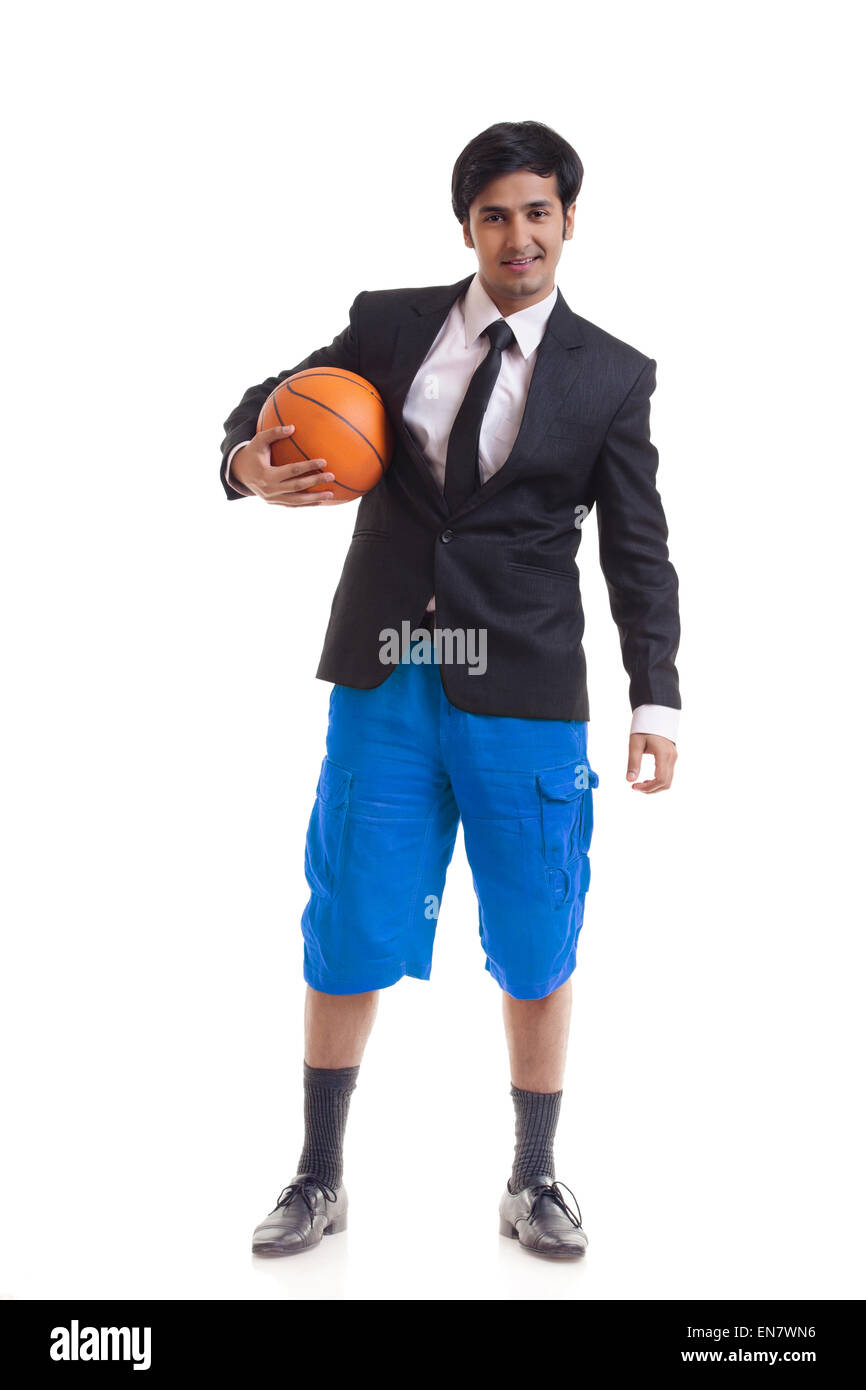 Ritratto di giovane azienda basket Foto Stock