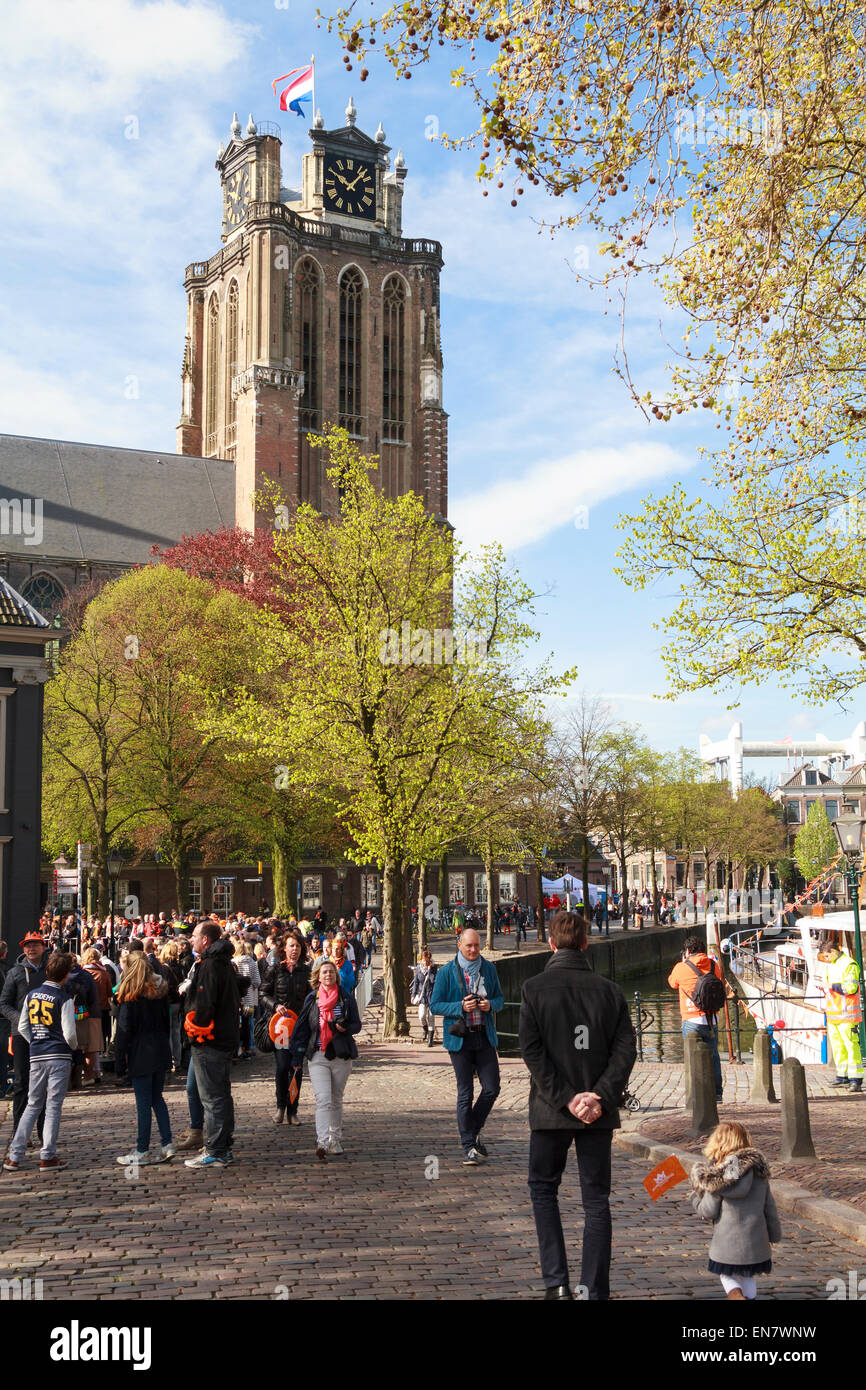 DORDRECHT, Paesi Bassi - 27 Aprile 2015: folle raccogliere da Dordrecht cattedrale in attesa della visita della famiglia reale olandese Foto Stock