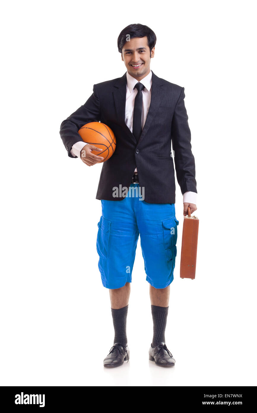 Ritratto di giovane sorridente uomo valigetta di contenimento e basket Foto Stock