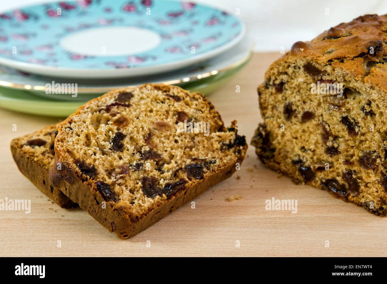 Appena fatto il tè a fette di pane, o frutta focaccia, con piastre e il coltello sul tagliere Foto Stock