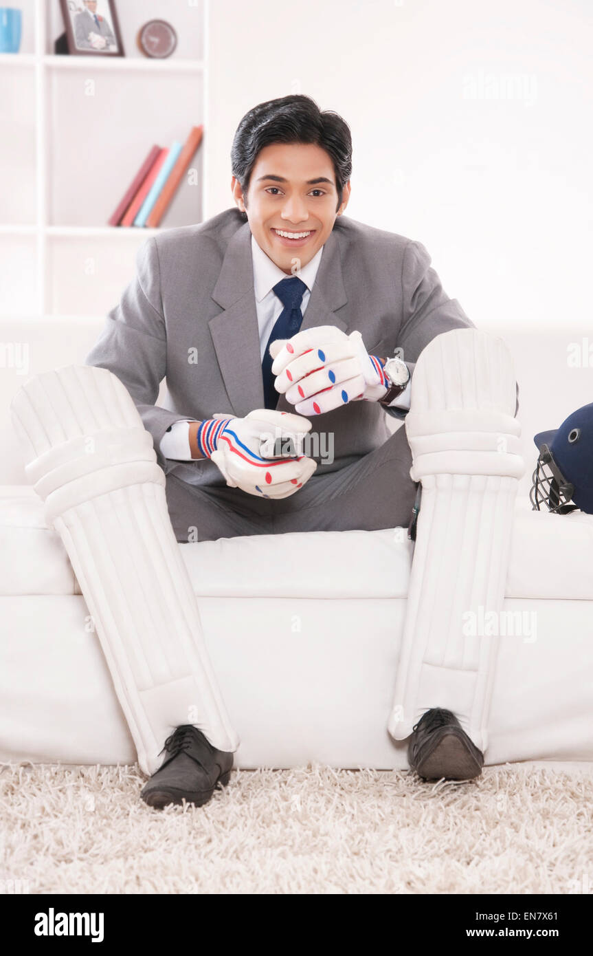 Executive con ingranaggio di cricket sorridente Foto Stock