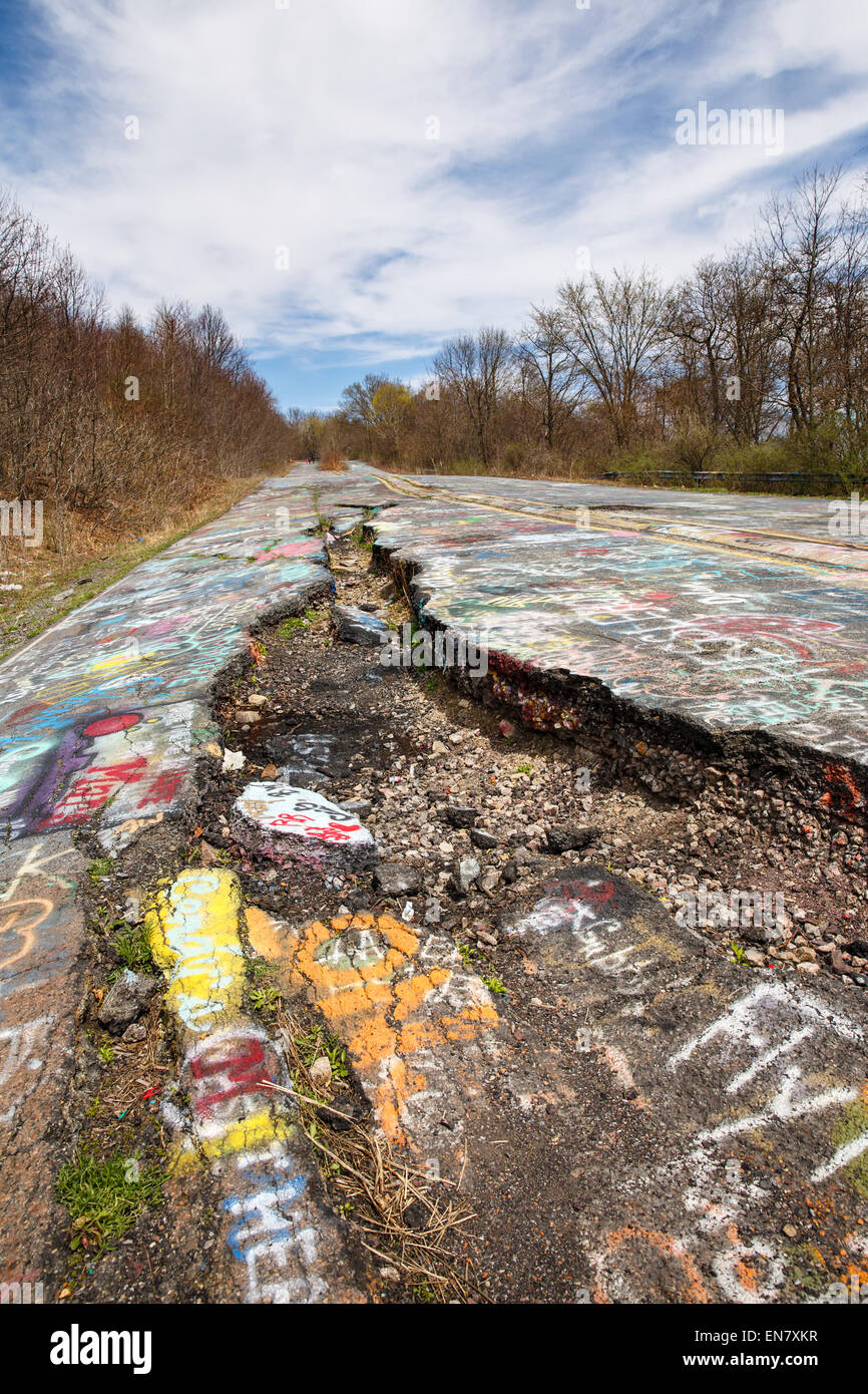 Subsidenza crepe sul percorso 61 o Graffiti in autostrada in Centralia, PA dove una miniera di fuoco che iniziò nel 1962 continua a bruciare a questo giorno. Foto Stock