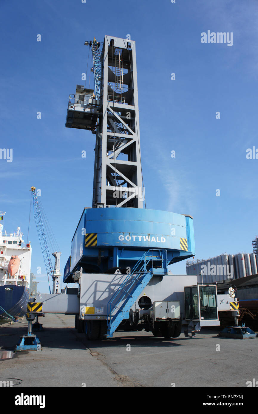 Questa immagine mostra una gru portuale di Gottwald presso il Vijfde Havendok nel porto di Anversa. La gru fa parte dei macchinari pesanti del porto utilizzati per il carico e lo scarico. Foto Stock
