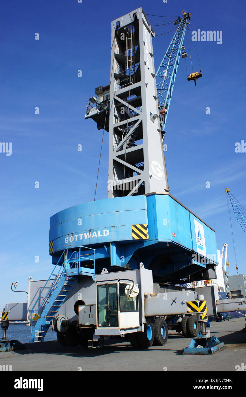 La gru portuale Gottwald presso Vijfde Havendok nel porto di Anversa, utilizzata per la movimentazione di container e le operazioni di carico. La gru è una parte vitale delle infrastrutture del porto. Foto Stock