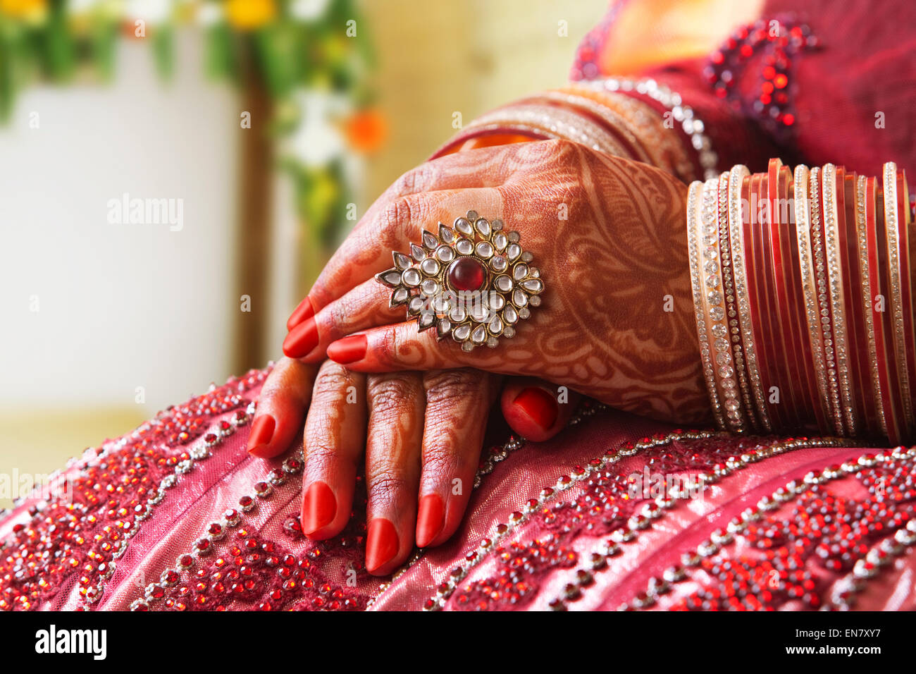 Close-up di spose le mani in wedding schiave e anello Foto Stock