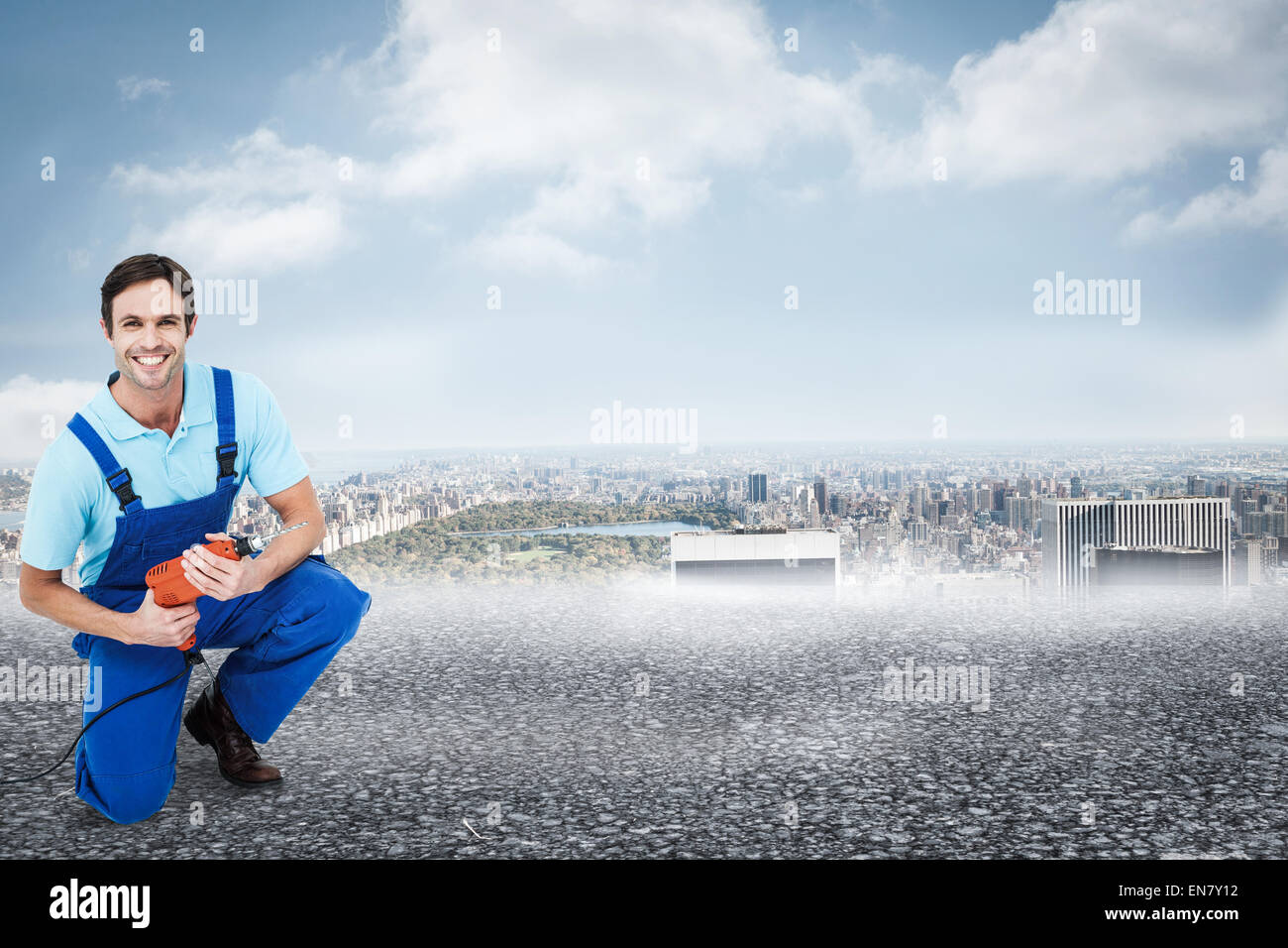 Immagine composita di felice falegname azienda macchina seminatrice Foto Stock