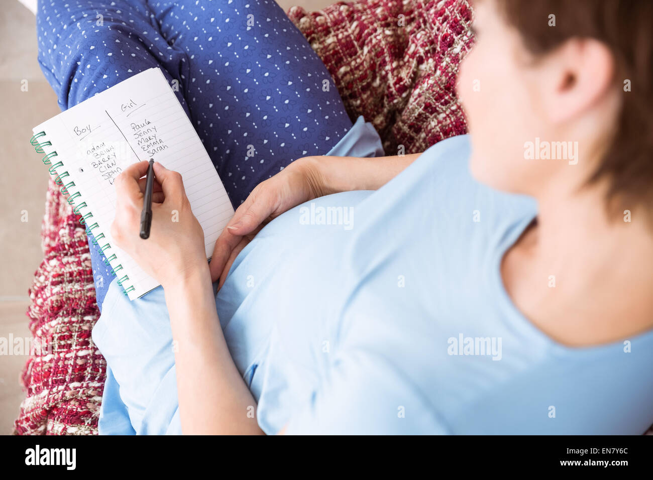 Donna incinta guardando le scansioni a ultrasuoni Foto Stock