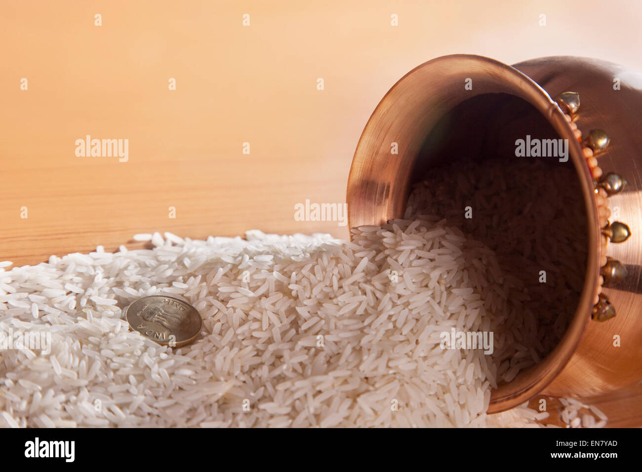 Close-up di ribaltare il Kalash di riso sul valore di soglia Foto Stock