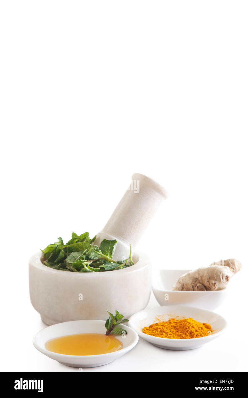 La medicina di erbe prodotti con mola medicina isolati su sfondo bianco Foto Stock