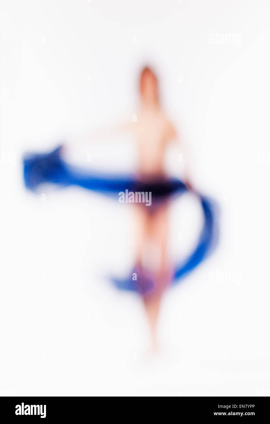 Abstract al di fuori della Messa a fuoco l'immagine di una donna con un panno blu Foto Stock
