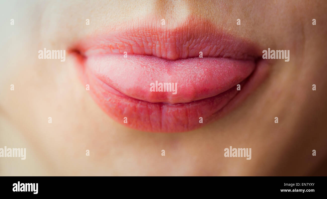 La donna il suo incollaggio con la lingua fuori Foto Stock