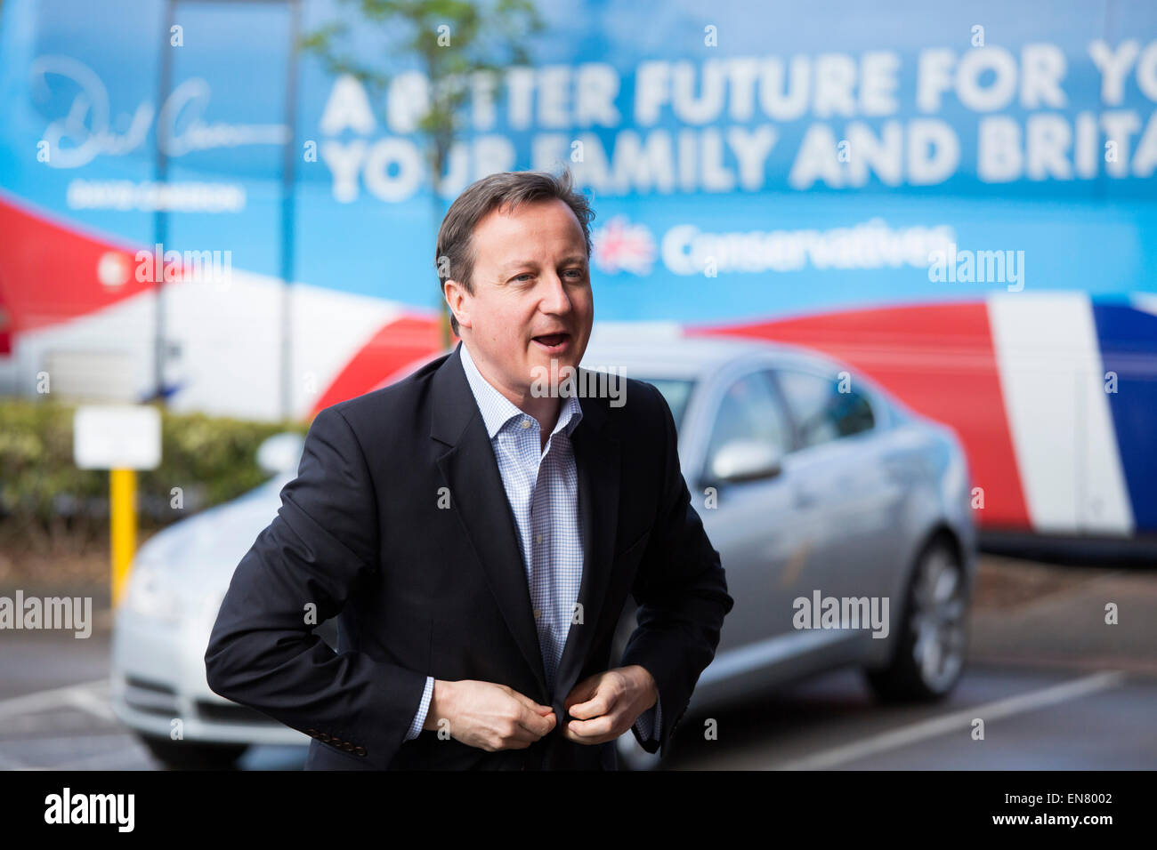 Il Primo Ministro David Cameron visitando Sertec a Coleshill durante la campagna elettorale. Foto Stock