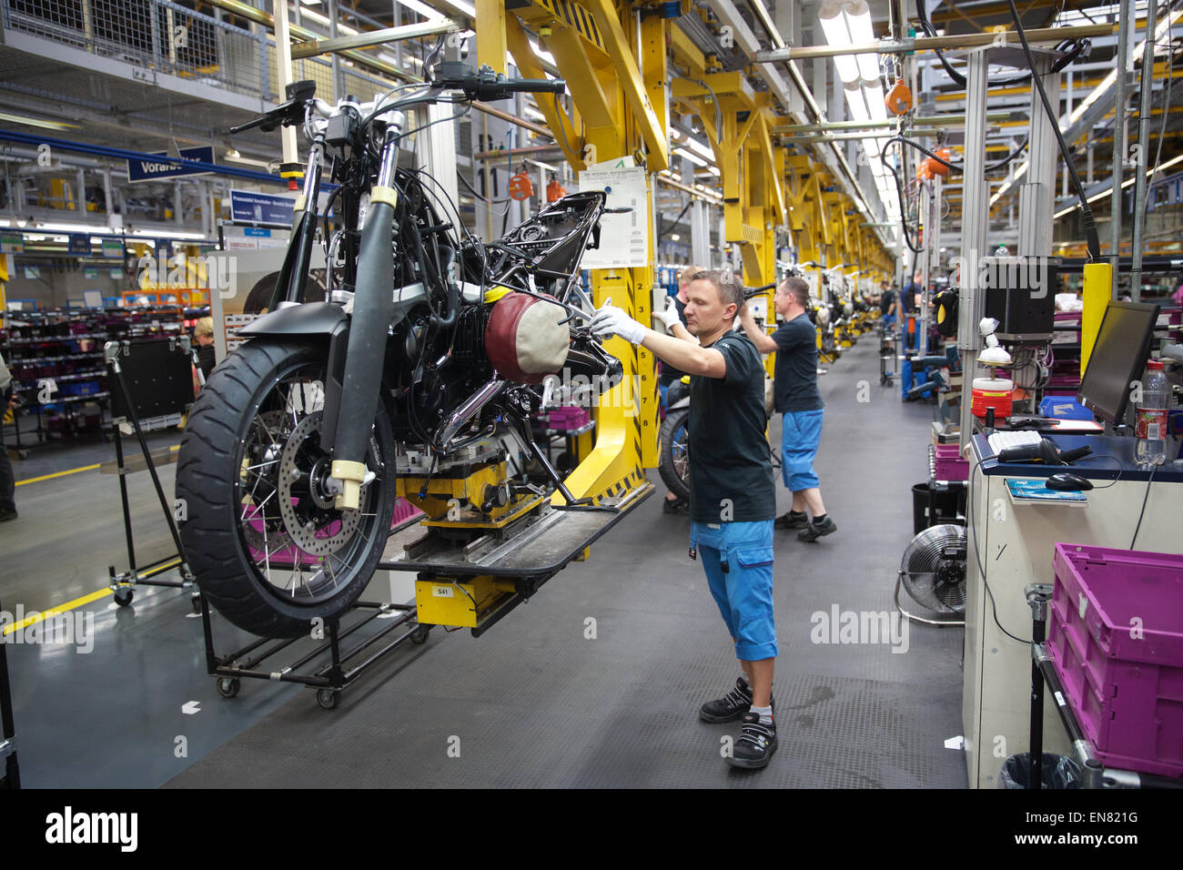 Uno sguardo alla BMW moto factory a Berlino, Germania, 28 aprile 2015. BMW vuole investire 100 milioni di euro in espansione della posizione di Spandau. Foto: JOERG CARSTENSEN/dpa Foto Stock