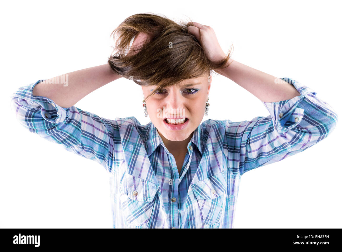 Bella bruna gridando con le mani sulla testa Foto Stock