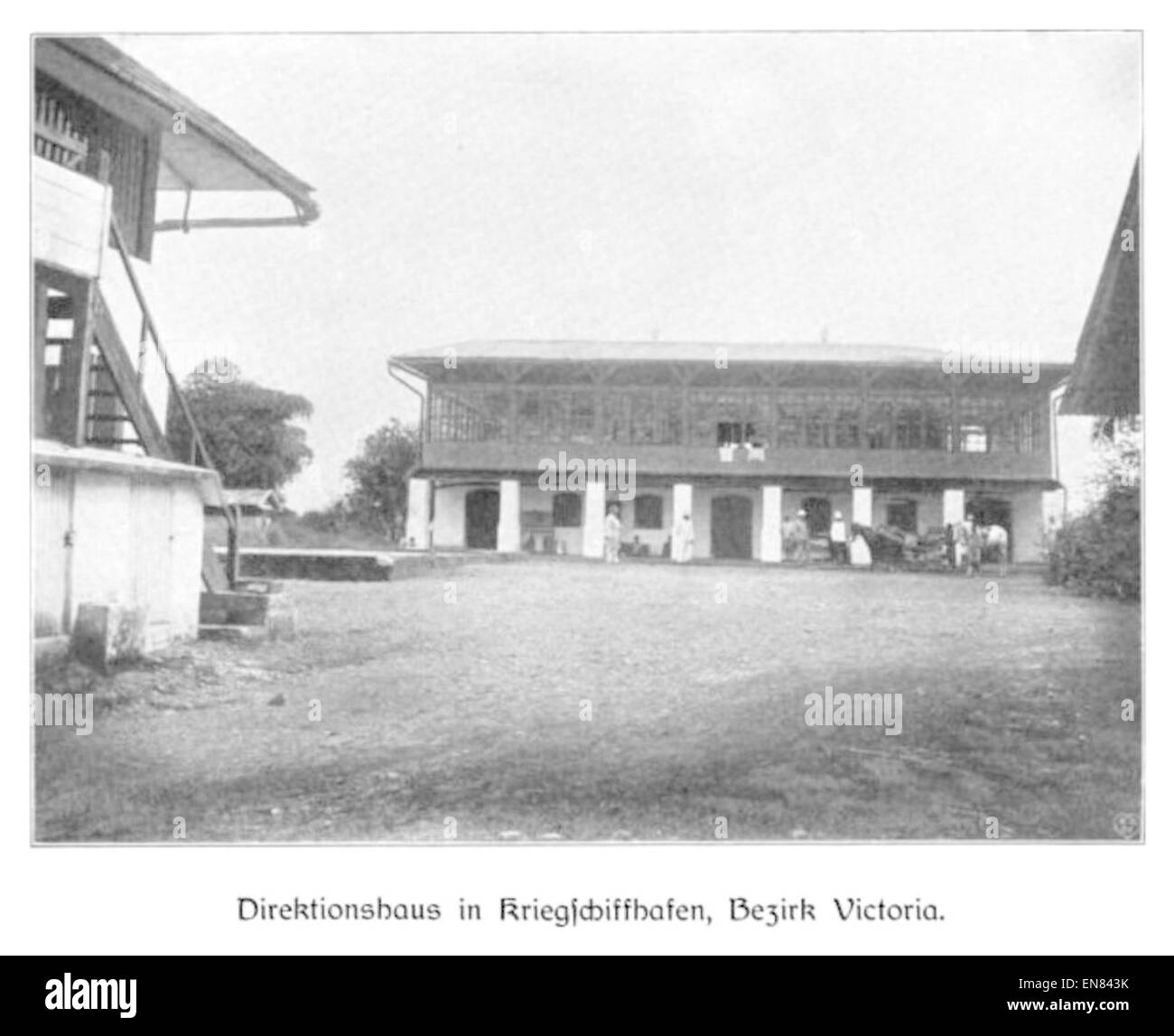 Un'illustrazione del 1904 di Wohltmann che mostra l'edificio amministrativo (Direktionsgebäude) nel distretto portuale delle navi da guerra a Victoria. Questa immagine riflette l'architettura navale e le infrastrutture militari nella Germania dell'inizio del XX secolo. Foto Stock