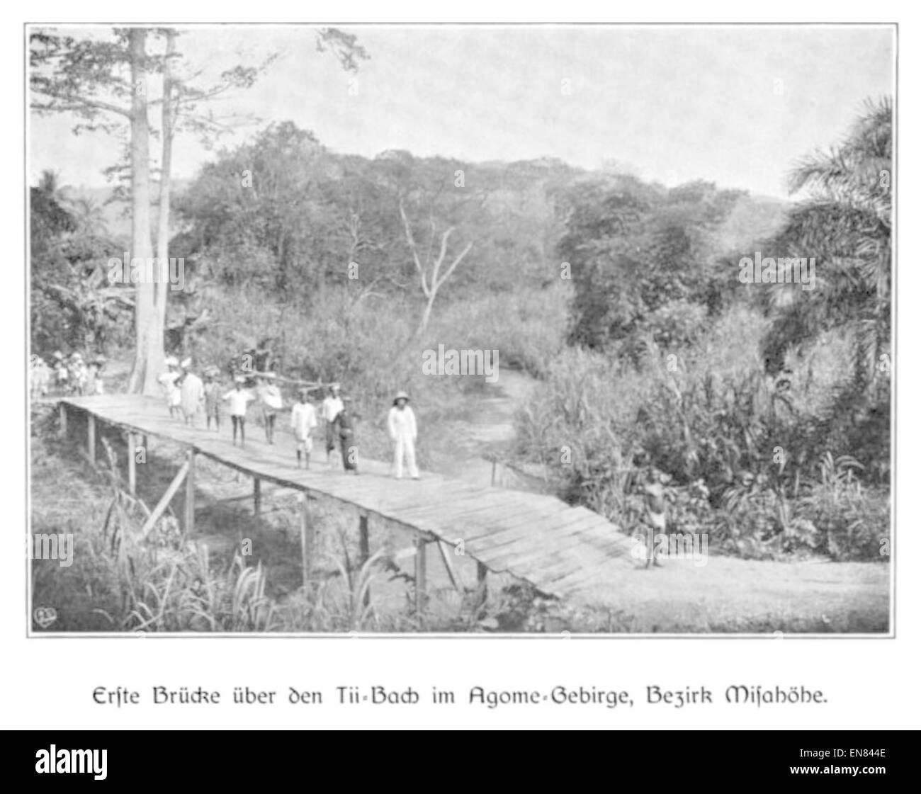 Un'illustrazione del 1904 di Wohltmann raffigurante il primo ponte sul torrente TII-Bach nei Monti Agome, distretto di Misahöhe. Il ponte è una significativa impresa ingegneristica nella regione, evidenziando lo sviluppo delle infrastrutture in questa zona montuosa durante l'inizio del XX secolo. Foto Stock
