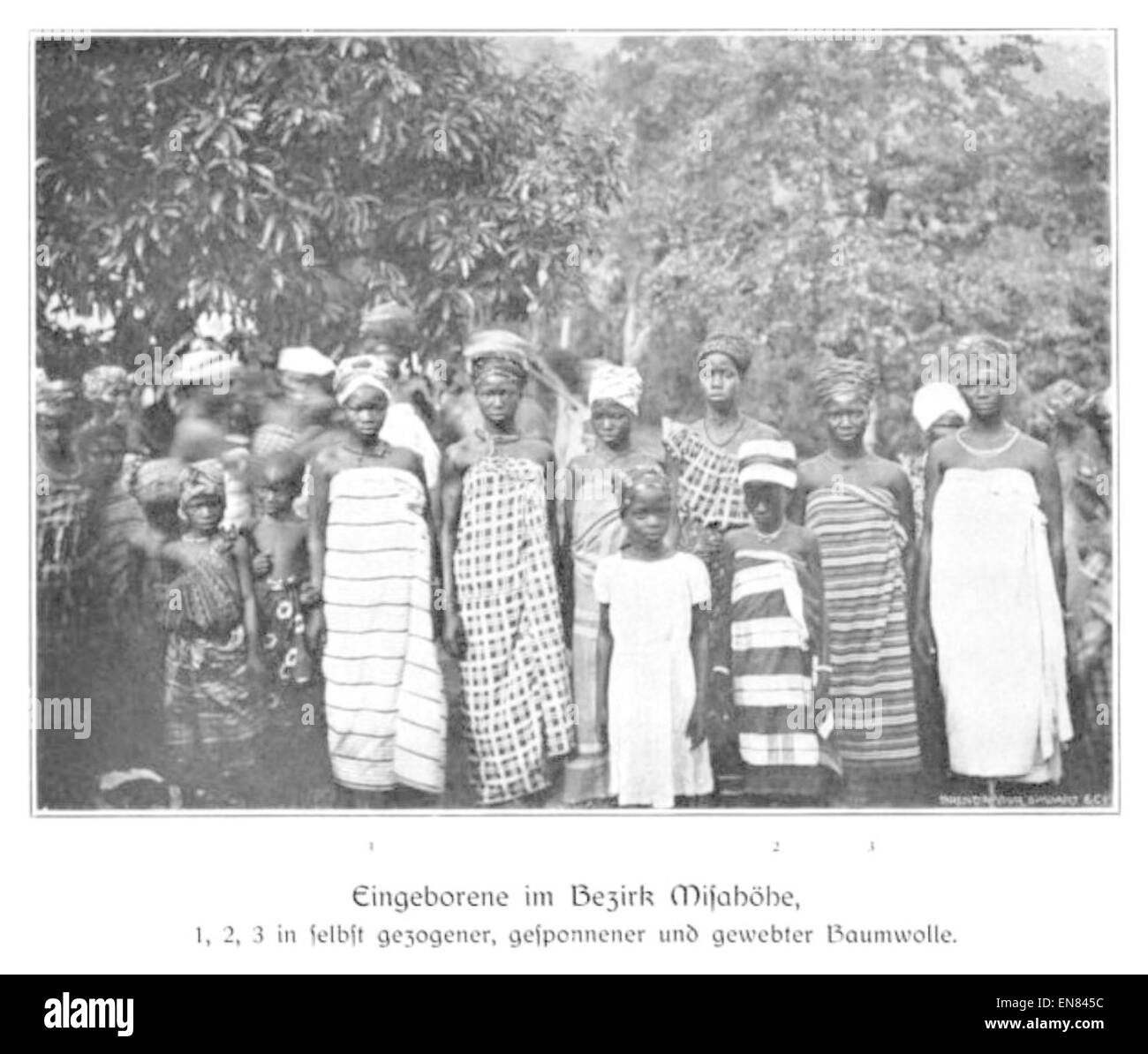 Questa illustrazione del 1904 di Wohltmann raffigura un gruppo di indigeni del distretto di Misahöhe, mostrando il loro abbigliamento tradizionale e il loro stile di vita. La regione, situata nell'Africa centrale, è conosciuta per le sue diverse culture e comunità. Foto Stock