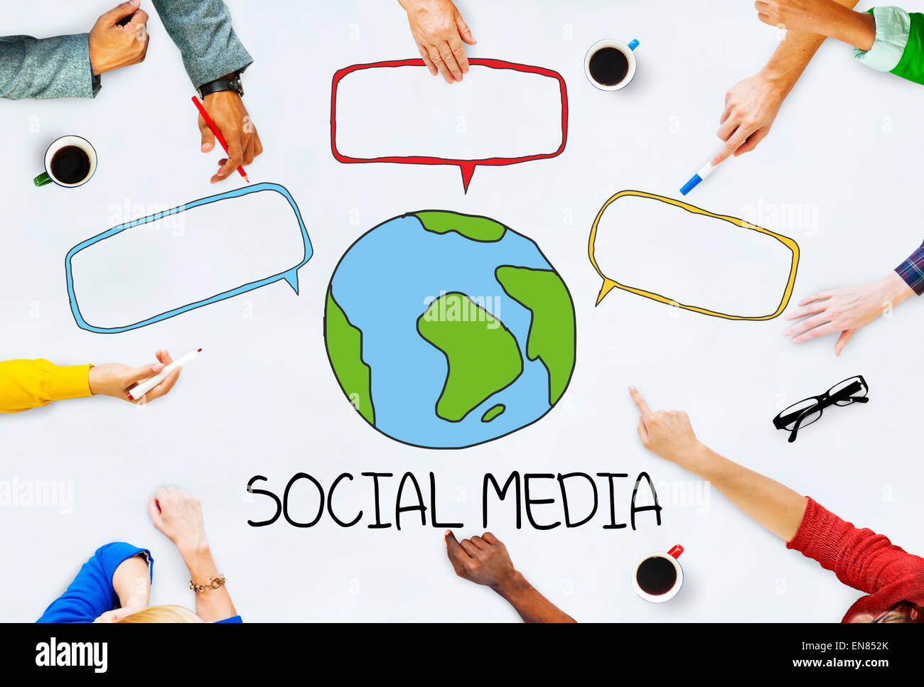 Le mani sul tavolo con i Social Media dei concetti Foto Stock Le mani sul tavolo con i Social Media dei concetti Foto Stock