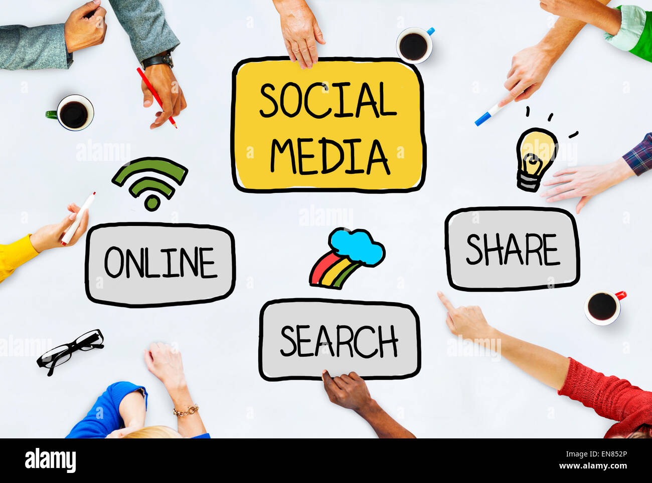 Mani sulla lavagna bianca con i Social Media dei concetti Foto Stock