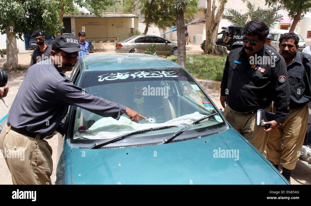 Ufficiali di polizia in piedi vicino al veicolo di dottore Syed Waheed- ur-rehman assistente professore insegnamento presso l Università di Karachi, che fu ucciso gli utenti malintenzionati non identificato in Dastagir area Joharabad presso la stazione di polizia a Karachi il Mercoledì, Aprile 29, 2015. Secondo la polizia, Dr Waheed-ur-rehman è stato un residente di Federal B Area Latif Square e il suo veicolo è stato preso di mira dai banditi sui motocicli in Dastagir poco dopo il professore ha lasciato la sua residenza. Foto Stock