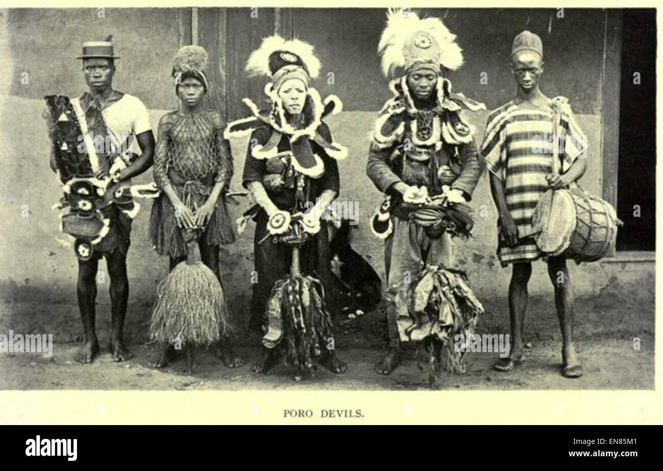 L'illustrazione del 1915 di Beatty raffigura i Poro Devils, una figura di significato culturale. Questa immagine rappresenta un aspetto delle pratiche tradizionali della società Poro, note per il loro uso ritualistico di maschere e danze cerimoniali. Fornisce informazioni sulle pratiche culturali della regione. Foto Stock