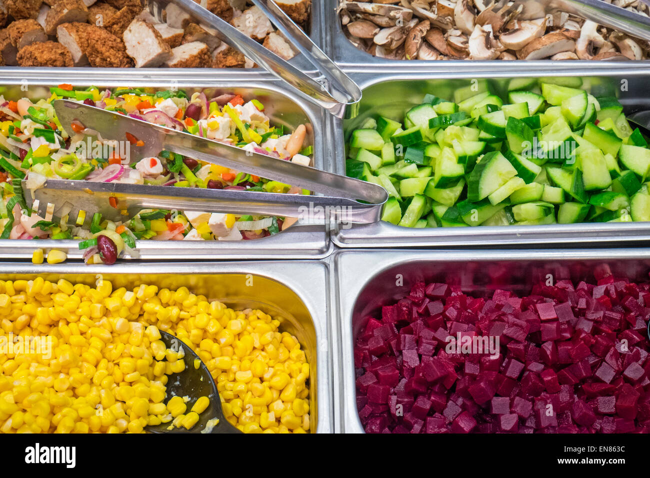 Ingredienti diversi per un visto di insalata a buffet Foto Stock