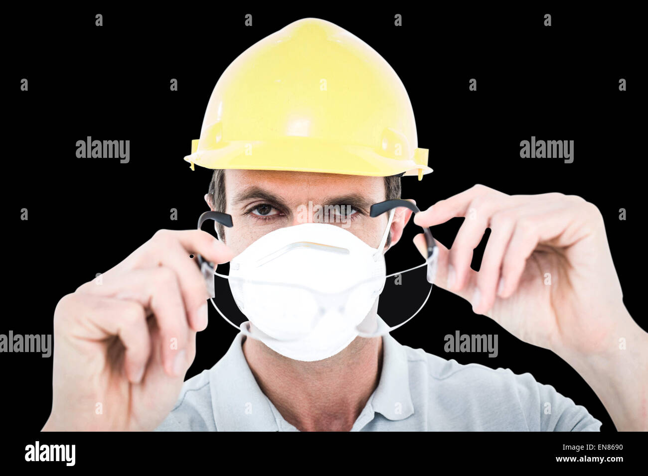 Immagine composita del Lavoratore che indossa gli occhiali di protezione su sfondo bianco Foto Stock