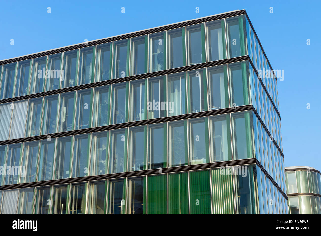 Un moderno edificio con una facciata verde Foto Stock