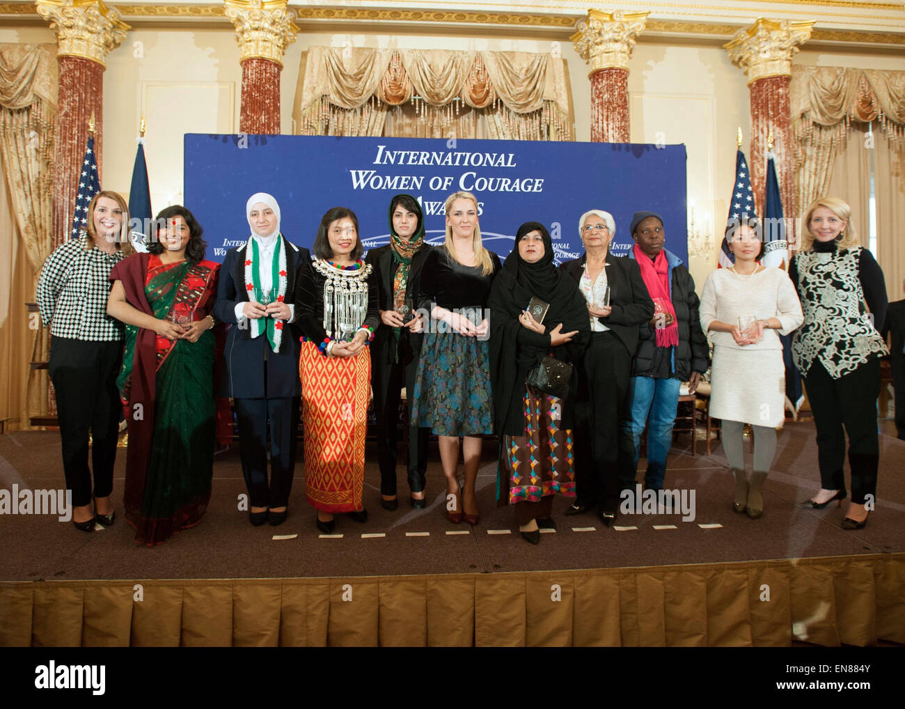 Il vice Segretario di Stato Heather Higginbottom, estrema sinistra, E DEGLI STATI UNITI Ambassador-at-Large globale per le questioni femminili Cathy Russell, estrema destra, posa per una foto con il 2015 donne internazionale di coraggio awardees presso l'U.S. Il Dipartimento di Stato a Washington D.C., il 6 marzo 2015. Da sinistra, awardees includono: Sig.ra Nadia Sharmeen, giornalista e attivista per i diritti delle donne (Bangladesh); la sig.ra Majd Chourbaji, Relazioni Esterne direttore, ora le donne per i centri di sviluppo (Siria); la sig.ra può Sabe Phyu, Direttore della parità fra i sessi Network (Birmania); capitano Niloofar Rahmani, Afghan Air Force (Afghanistan); la sig.ra Arba Foto Stock