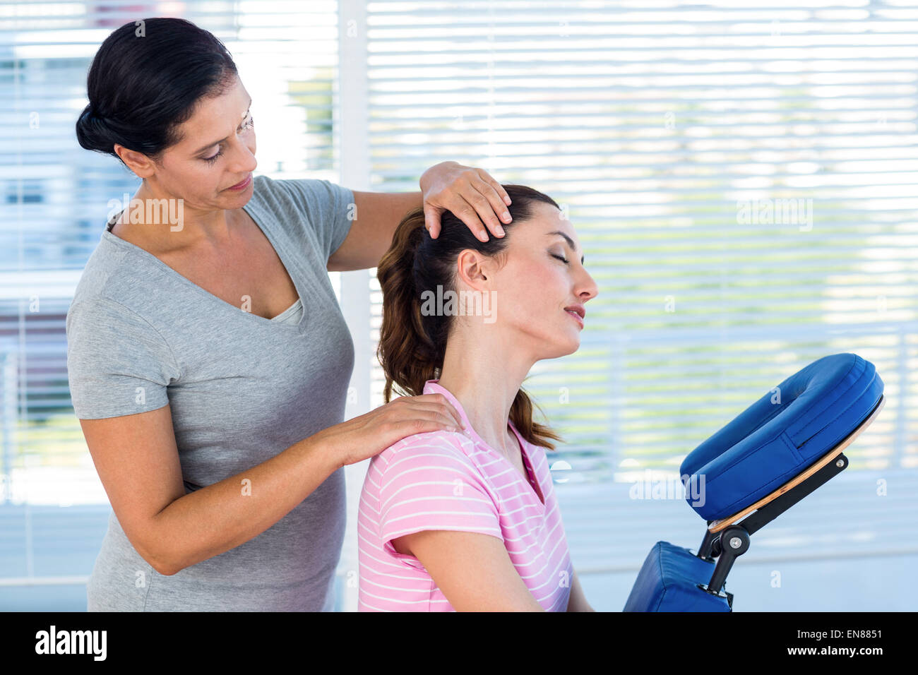 Donna con massaggio al collo Foto Stock