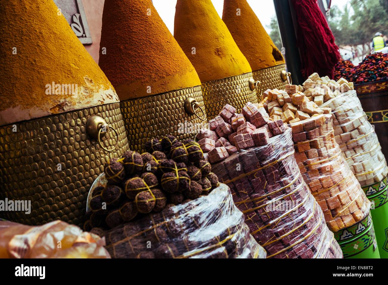 'Al di fuori di un negozio di spezie in Marrakech, presa 2015 ' Foto Stock