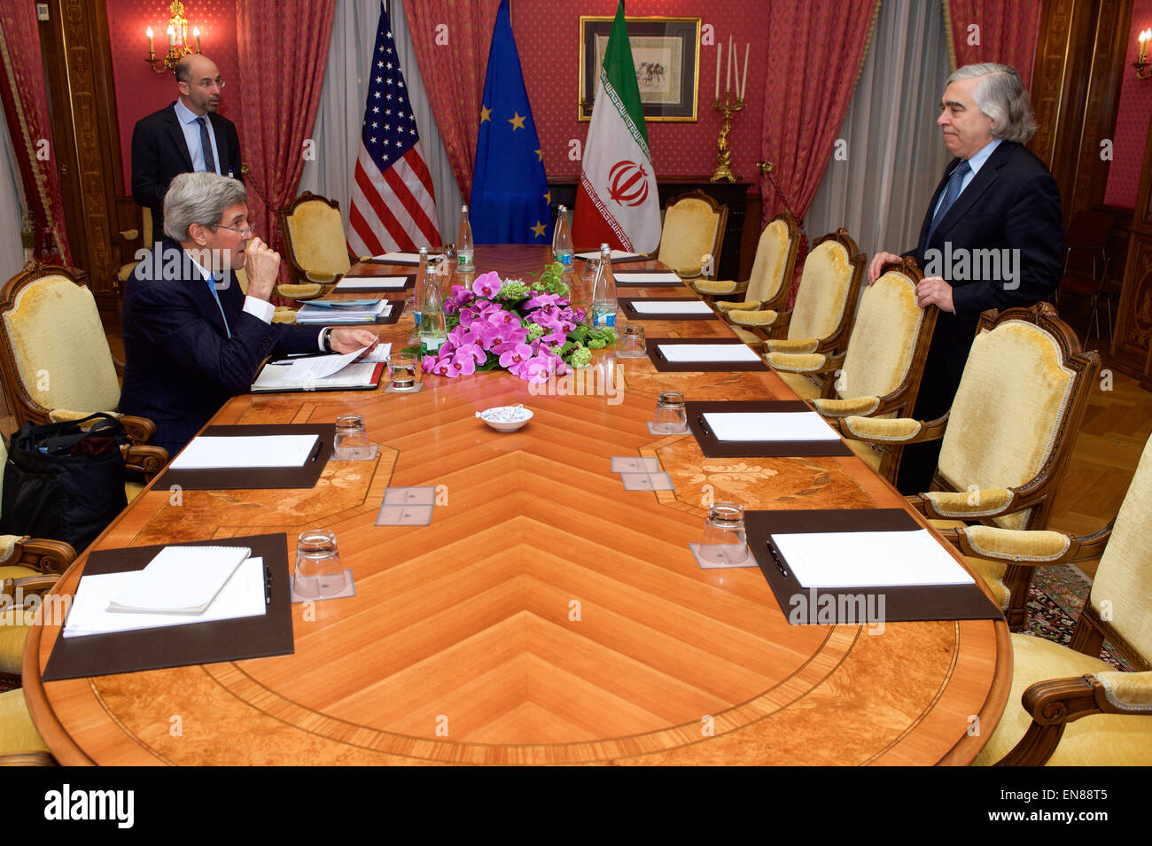 Stati Uniti Il segretario di Stato John Kerry chat con U.S. Il Segretario dell'energia Dr. Ernest Moniz, 29 marzo 2015, a Losanna, Svizzera, prima di essere ripreso le trattative con i leader iraniani circa il futuro del loro paese del programma nucleare. Foto Stock