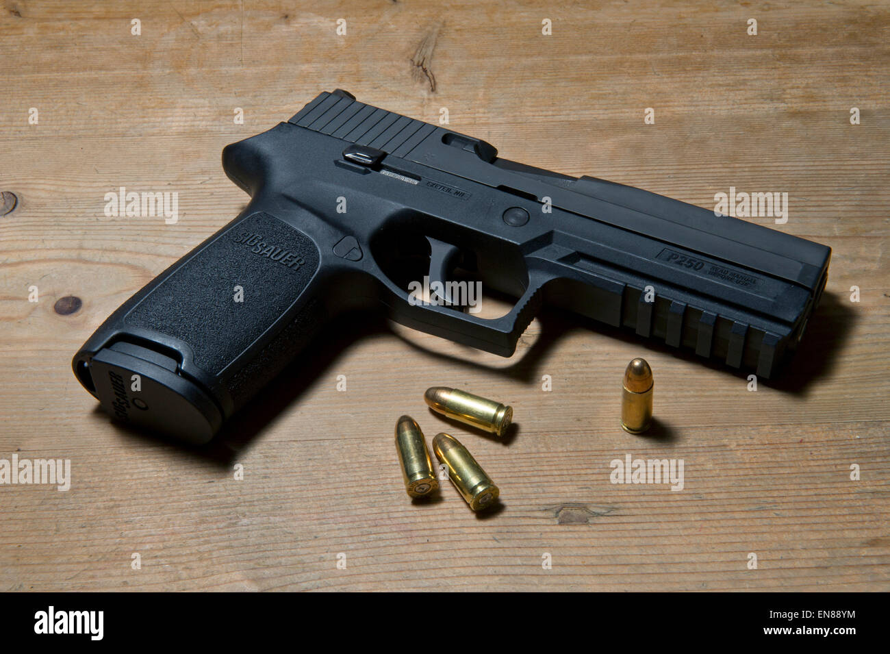 Un Sig P250 pistola semiautomatica con i suoi 9mm.parabellum munizioni,suggerendo omicidio,mistero,morte,uccidendo,pistola,le riprese Foto Stock