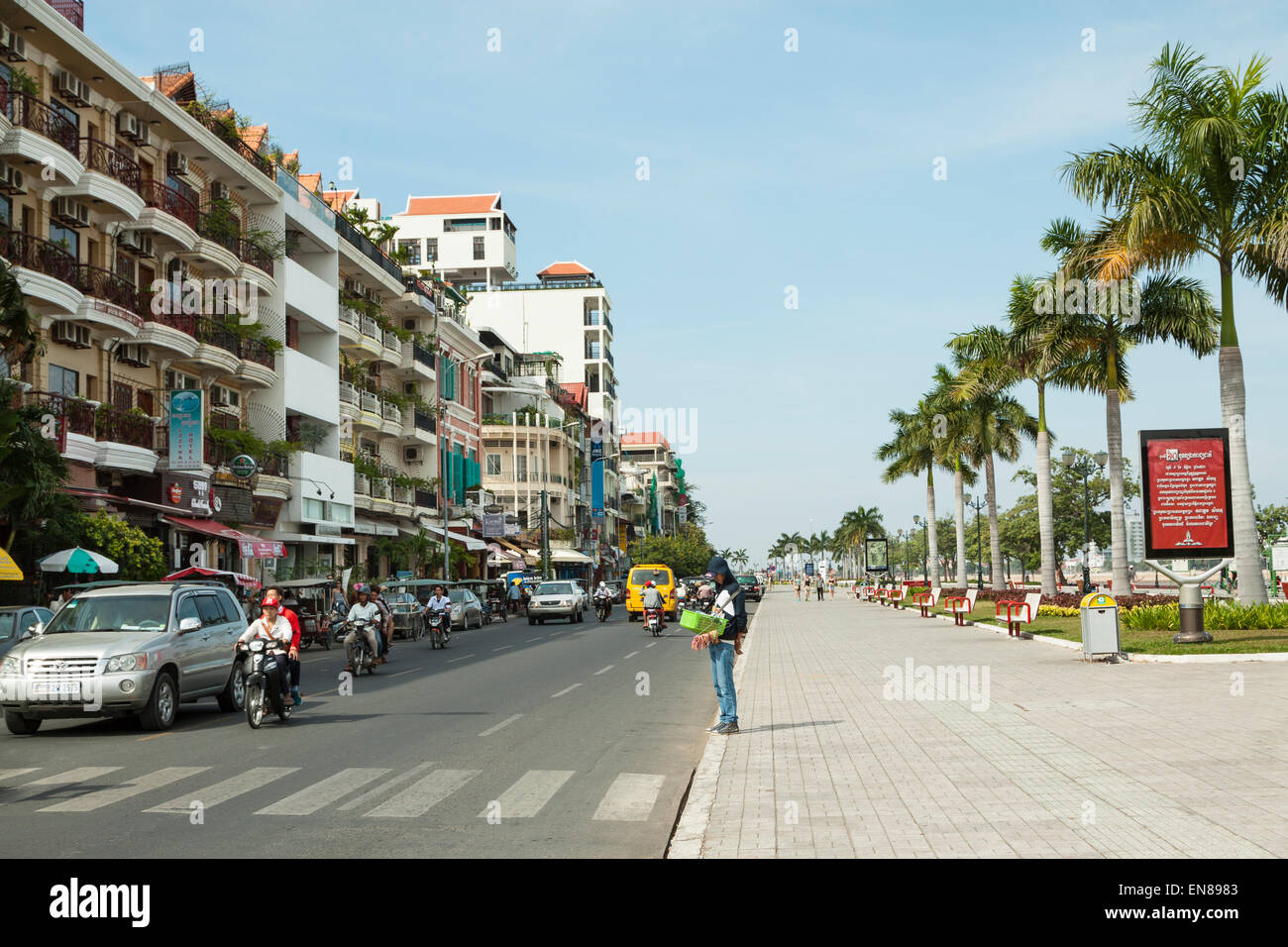 Preah Sisowath Quay - il bel lungofiume street in Phnom Penh in Cambogia, in Asia. Foto Stock