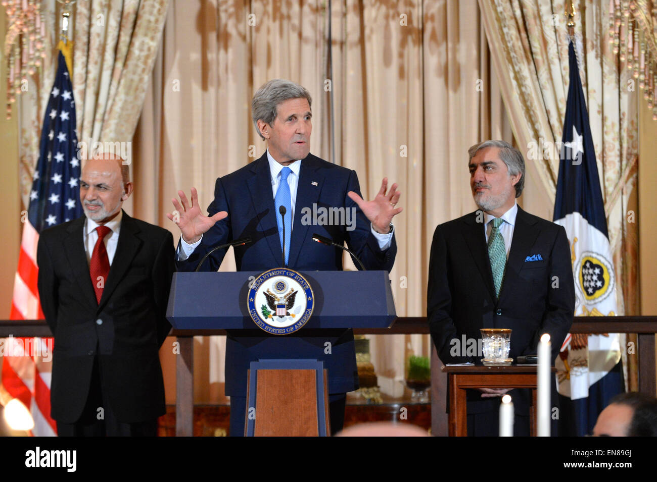 Stati Uniti Il segretario di Stato John Kerry offre commento a una cena ha ospitato in onore del Presidente afgano Ashraf Ghani, sinistra e CEO afghano Abdullah Abdullah, diritto in Stati Uniti Il Dipartimento di Stato a Washington D.C., il 24 marzo 2015. Foto Stock