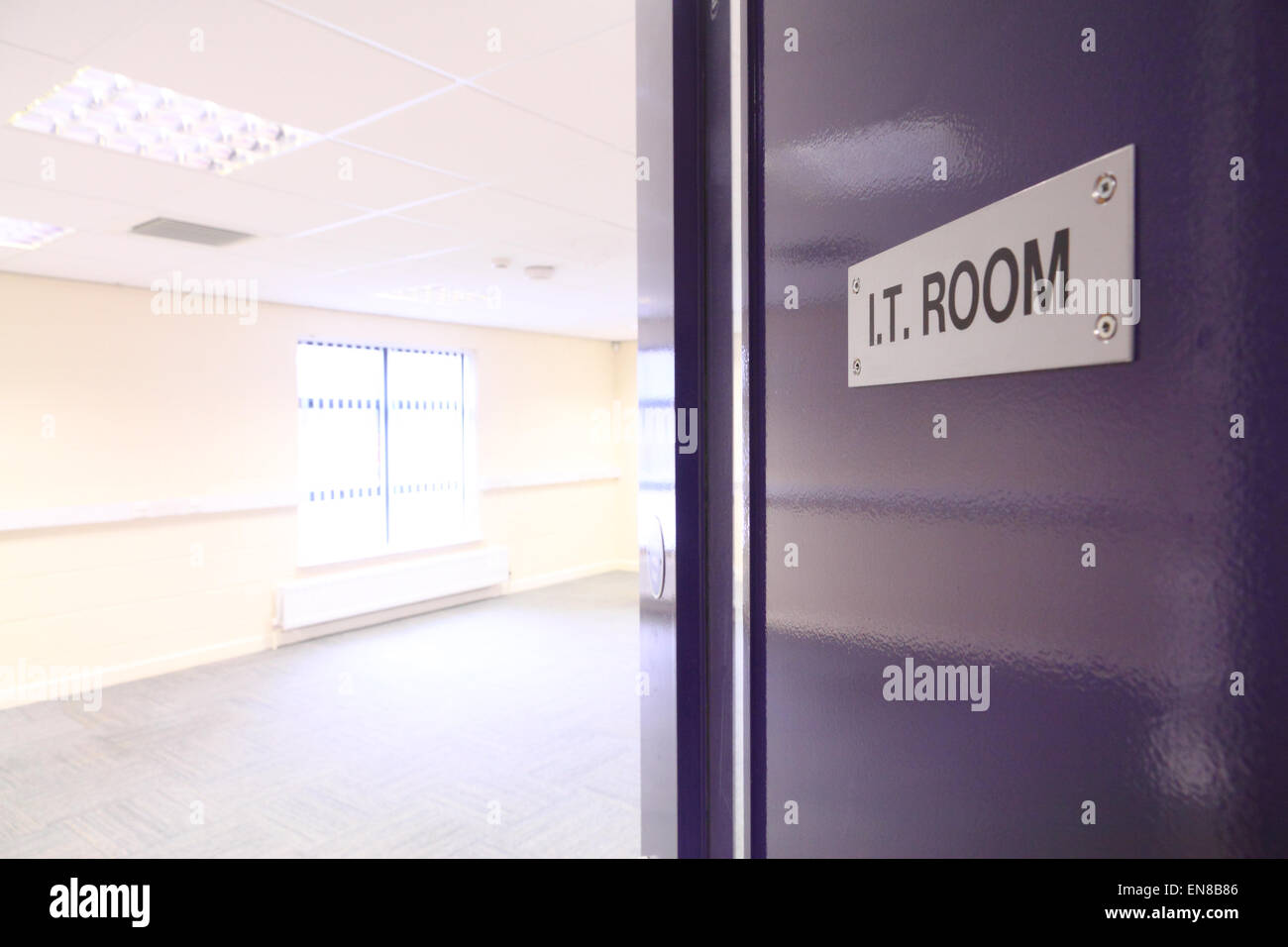 Porta in vuota sala IT in azienda uffici Foto Stock