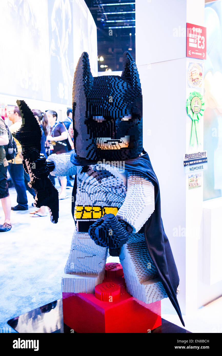 Uno stile classico Batman interamente fatta di Lego sul display a 2014 E3 Expo come parte di un video gioco di visualizzazione dei caratteri. Foto Stock