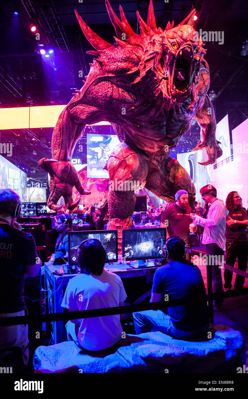 Il Behemoth dal video gioco evolvere si erge sopra la folla in 2014 E3 Video Gioco Expo di Los Angeles. Foto Stock