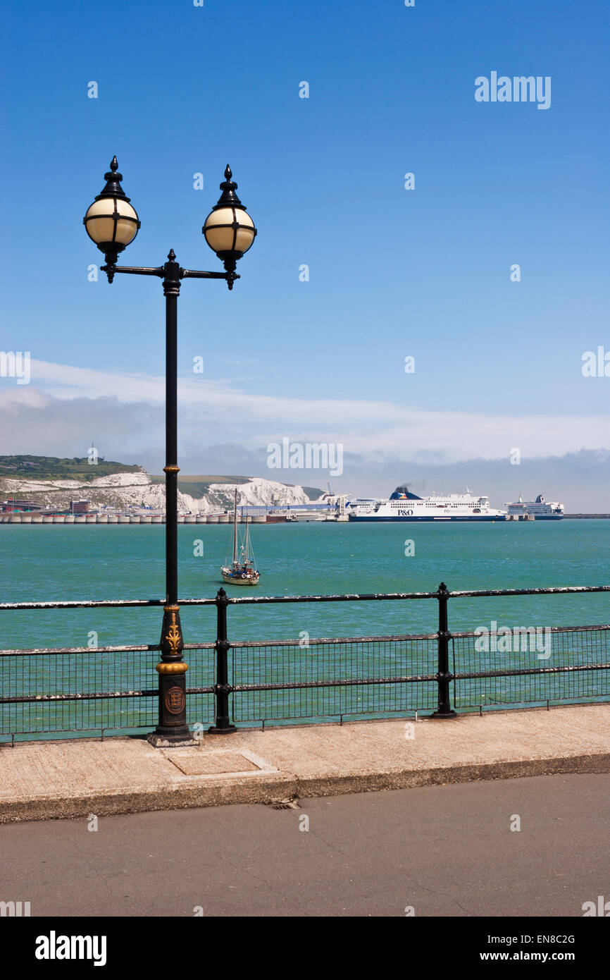 La linea costiera di bianche scogliere di Dover con due P&O Ferries in distanza, Dover, Kent, Inghilterra, Regno Unito. Foto Stock