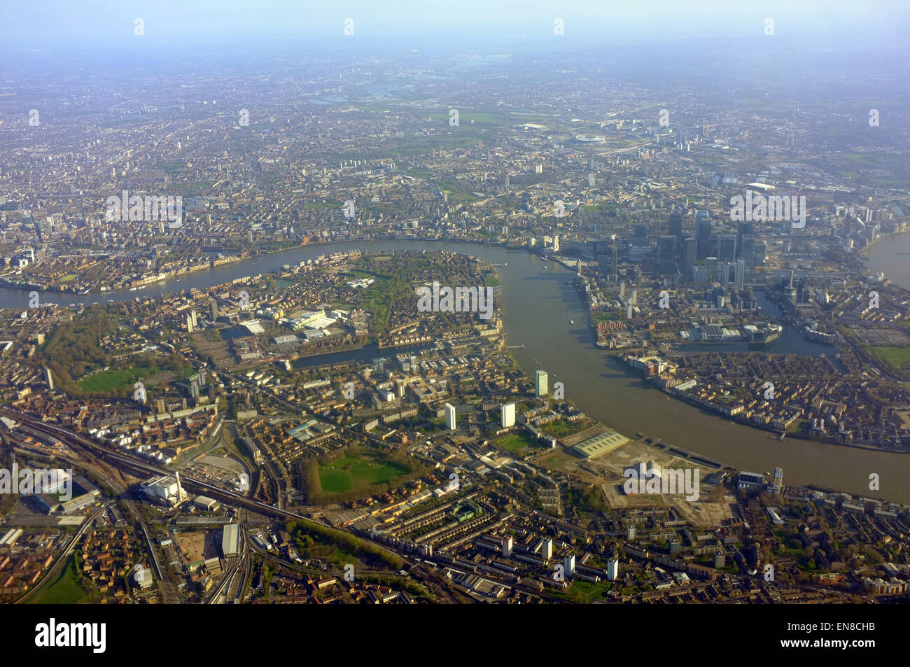 Una veduta aerea del Fiume Tamigi a Londra prese da un velivolo di avvicinamento alla terra presso l'aeroporto di Heathrow. Foto Stock