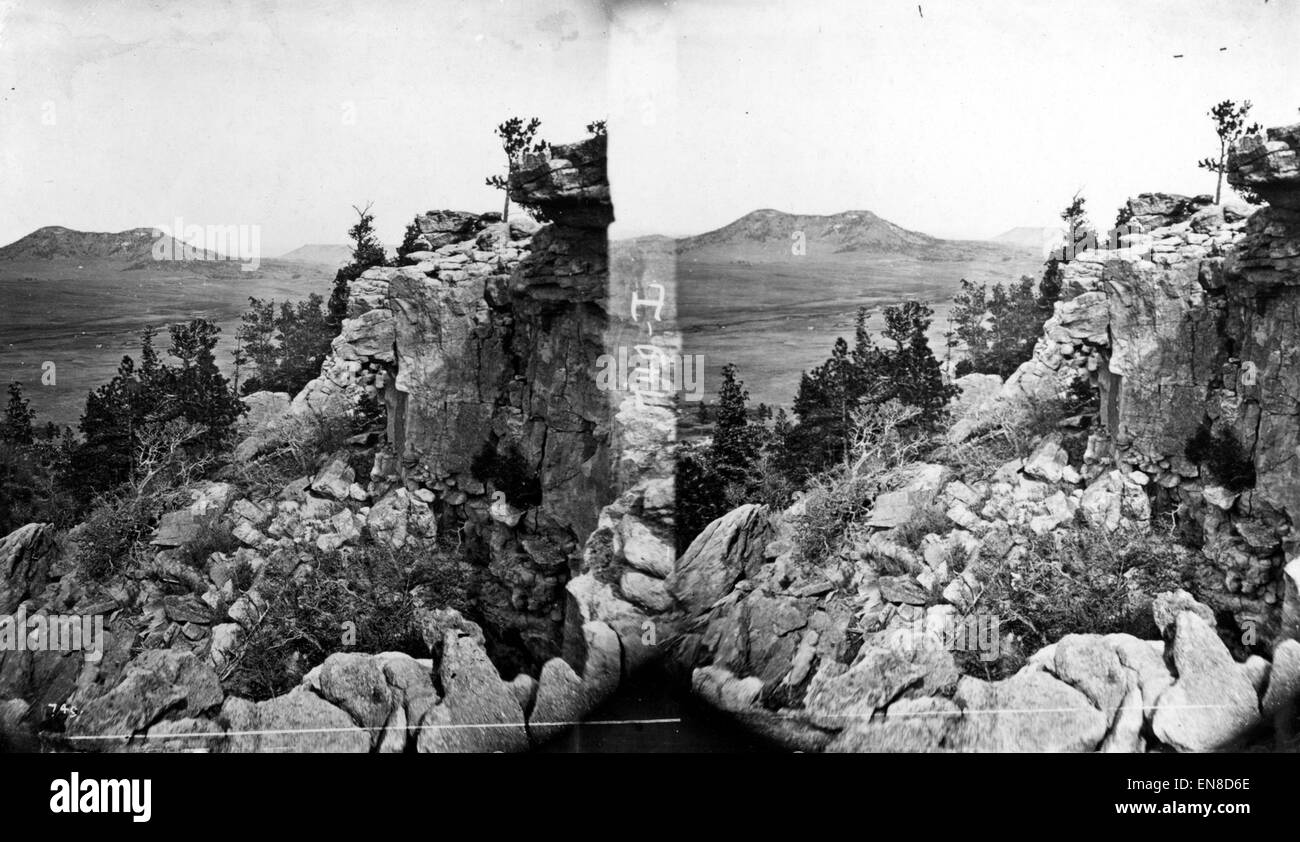 Questa fotografia del 1874 cattura le Tablelands nella contea di El Paso, Colorado, mostrando il terreno accidentato e la bellezza naturale del West americano. Foto Stock