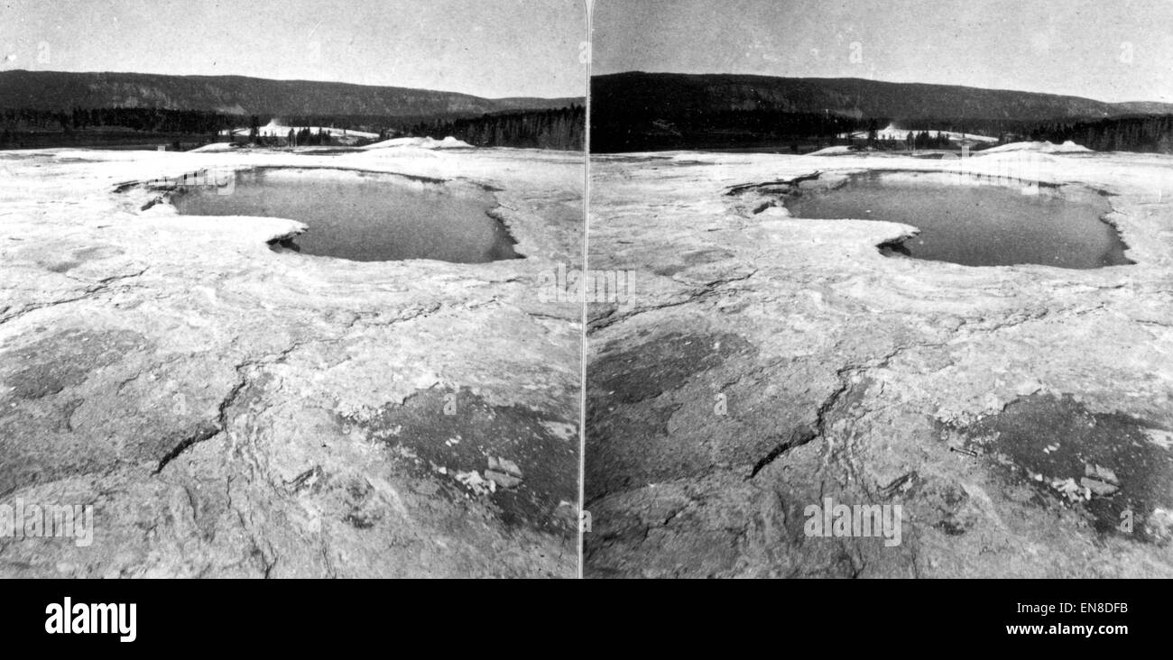 Il parco nazionale di Yellowstone è sede di una varietà di caratteristiche geotermiche, tra cui sorgenti termali e geyser. L'attività geotermica del parco è incentrata sul cratere, che contiene alcuni dei geyser più attivi al mondo, che mostrano il paesaggio vulcanico della regione e gli ecosistemi unici. Foto Stock