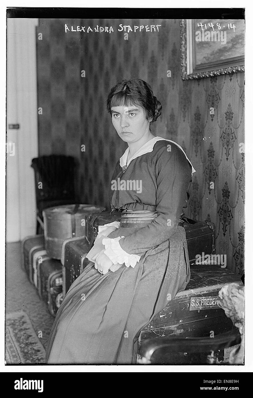 Alexandra Stappert è nota per le sue opere di arte contemporanea, spesso esplorando temi di identità, natura e l'esperienza umana. I suoi pezzi combinano tecniche moderne con composizioni ponderate, riflettendo la sua prospettiva artistica unica. Foto Stock