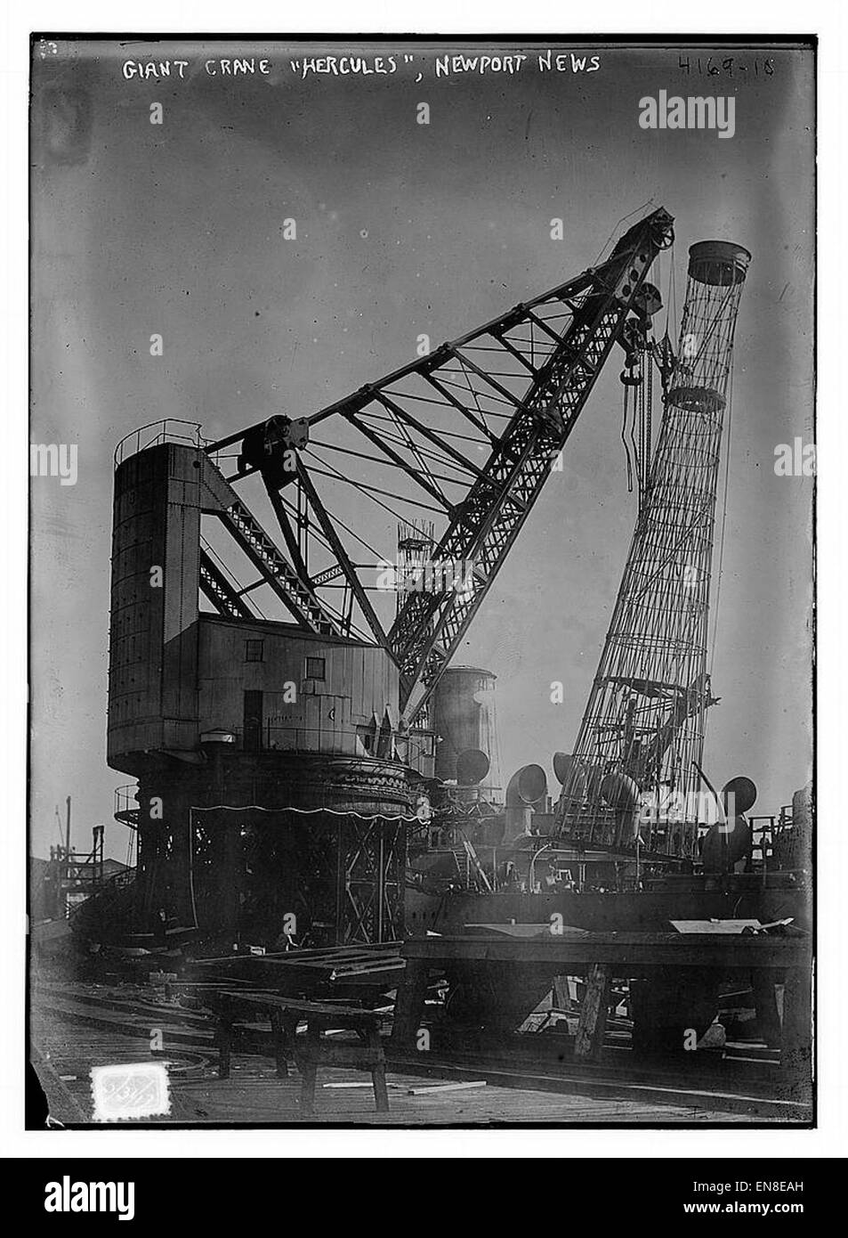 Questa immagine mostra la gru Giant Hercules di Newport News, un simbolo di potenza industriale. La gru, utilizzata per il sollevamento di carichi pesanti, è una parte fondamentale del processo di costruzione navale del cantiere navale Newport News. Foto Stock